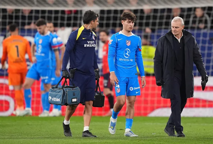 Rodrigo Mendoza z Atlética Madrid podstupuje lekársku starostlivosť.