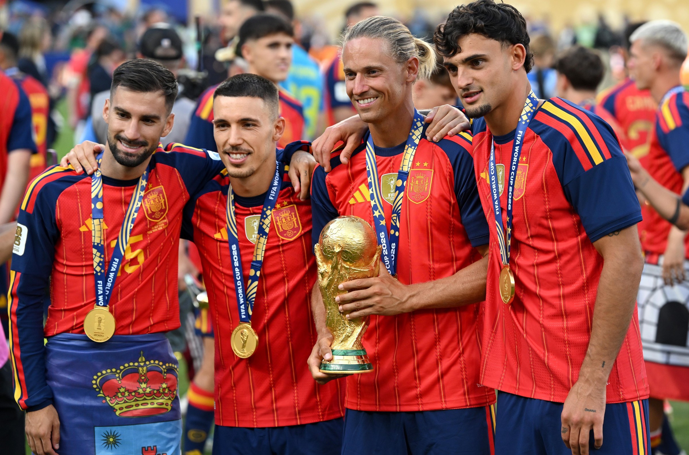 Álex Baena, Marcos Llorente, Alejandro Grimaldo a Marc Pubill s trofejou pre majstrov sveta 2026.