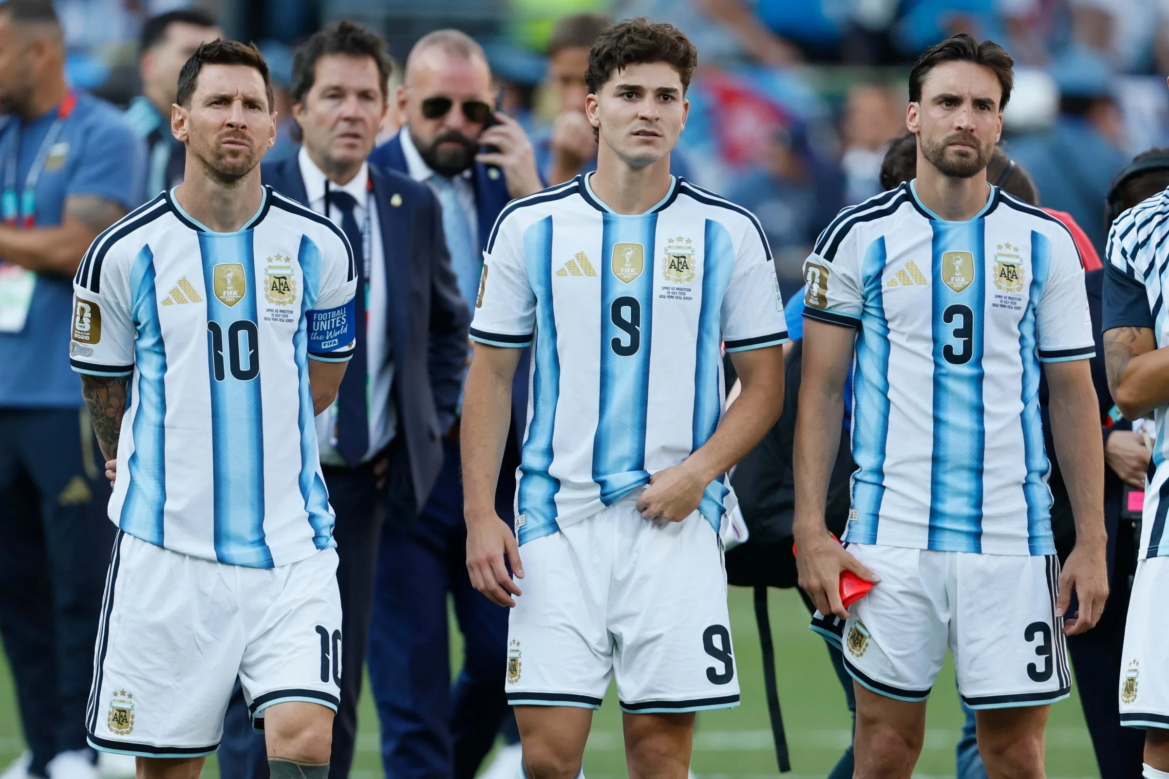 Sklamaný Julián Alvaréz (uprostred) po prehratom finále MS 2026 v drese Argentíny.
