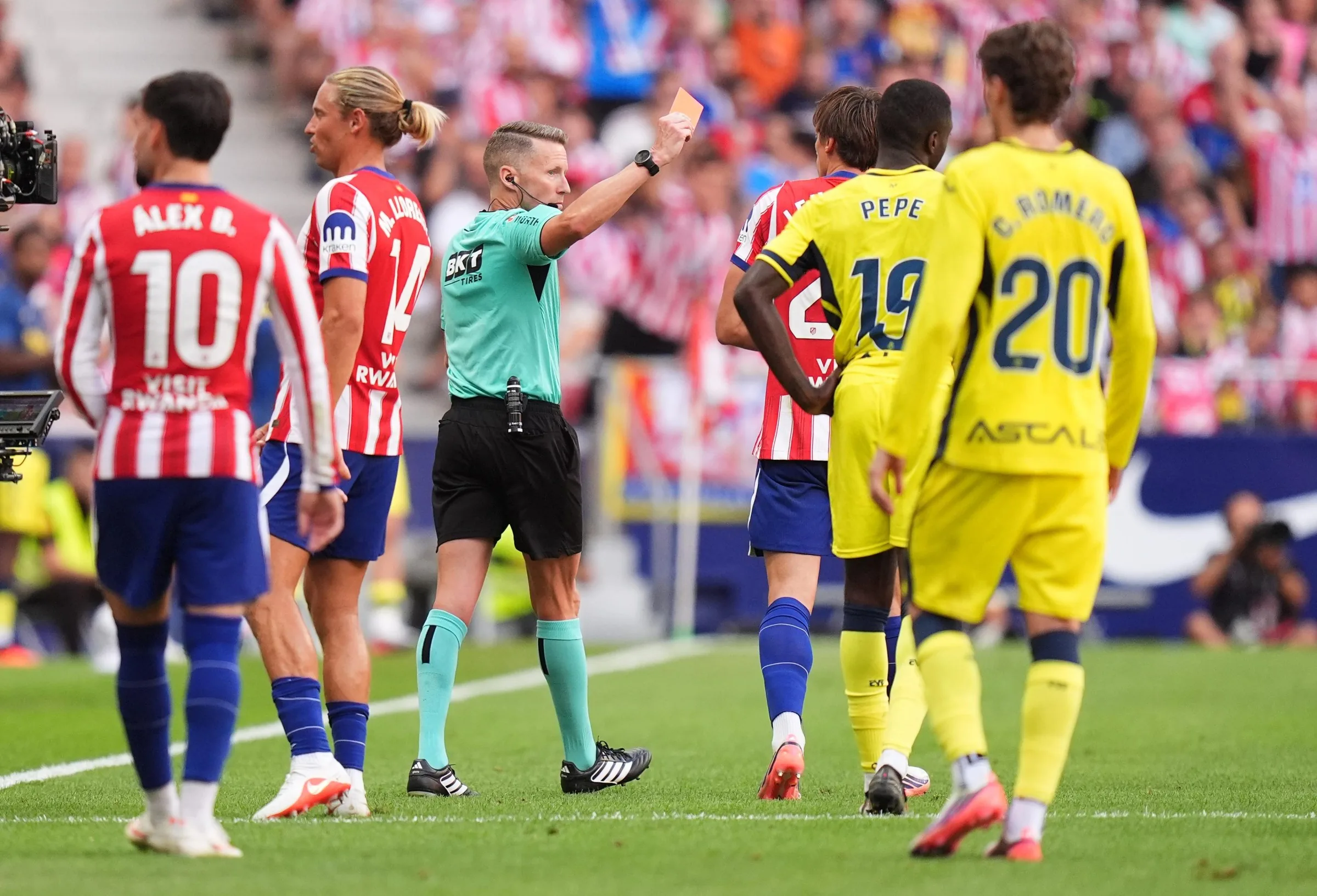 Robin Le Normand dostáva červenú kartu v zápase proti Villarrealu