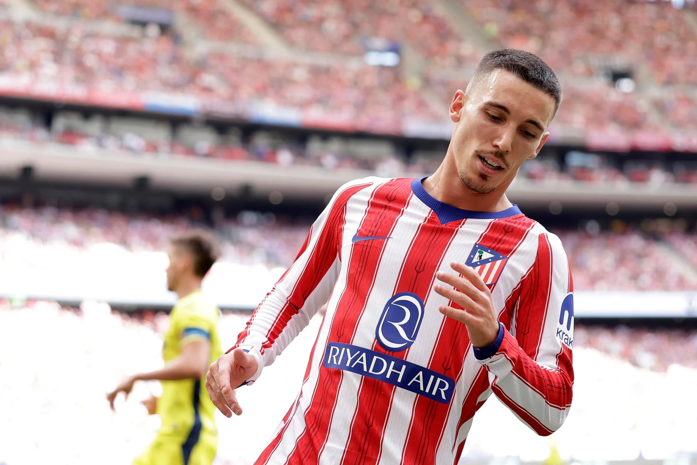 Hráč Atlética v súboji o loptu proti Villarrealu