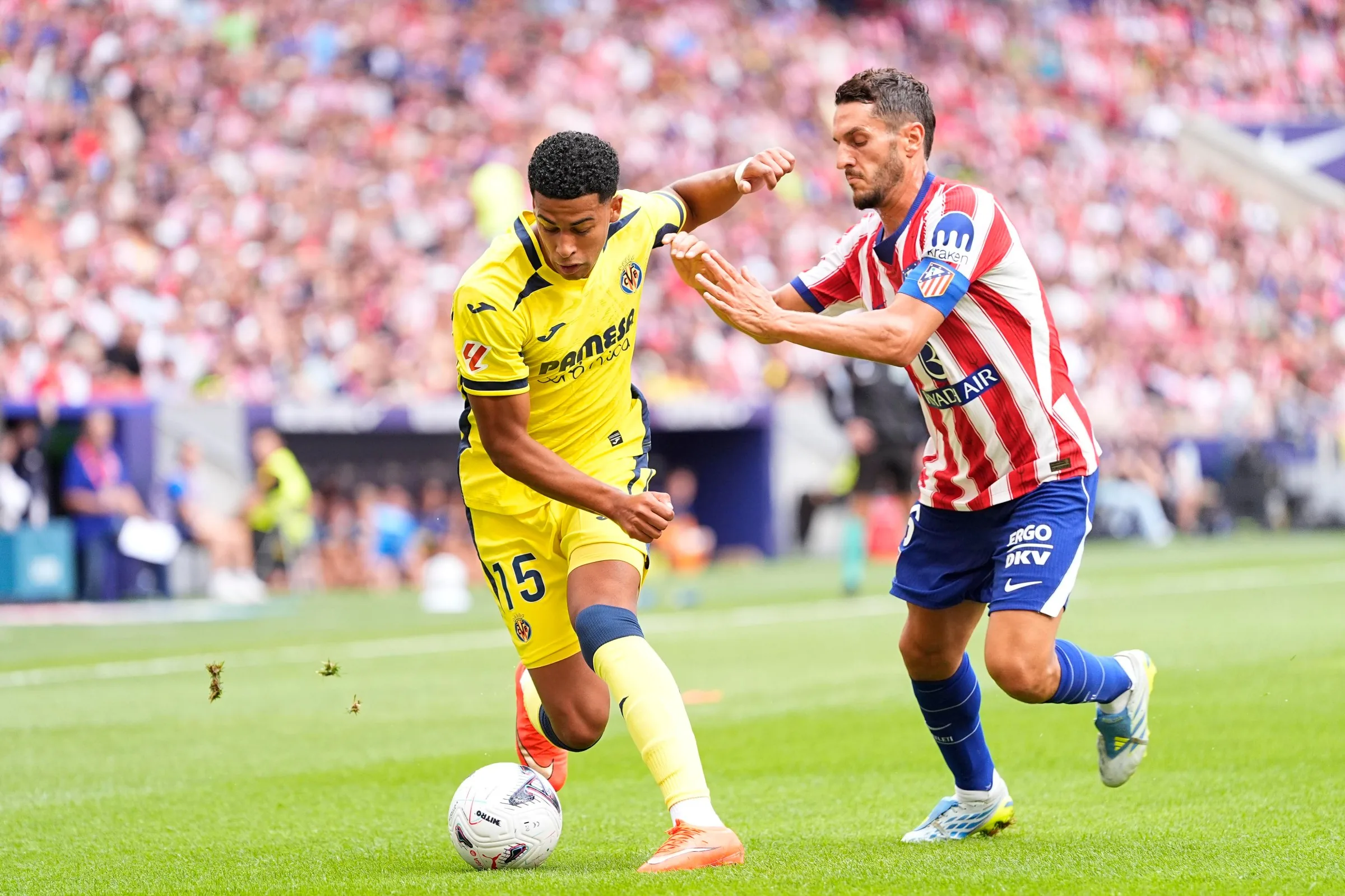 Koke v súboji s hráčom Villarrealu
