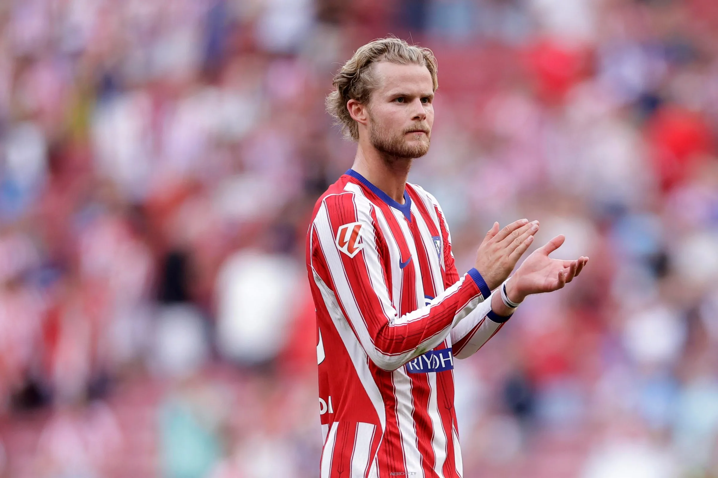 Morten Hjulmand tlieska fanúšikom počas zápasu proti Villarrealu