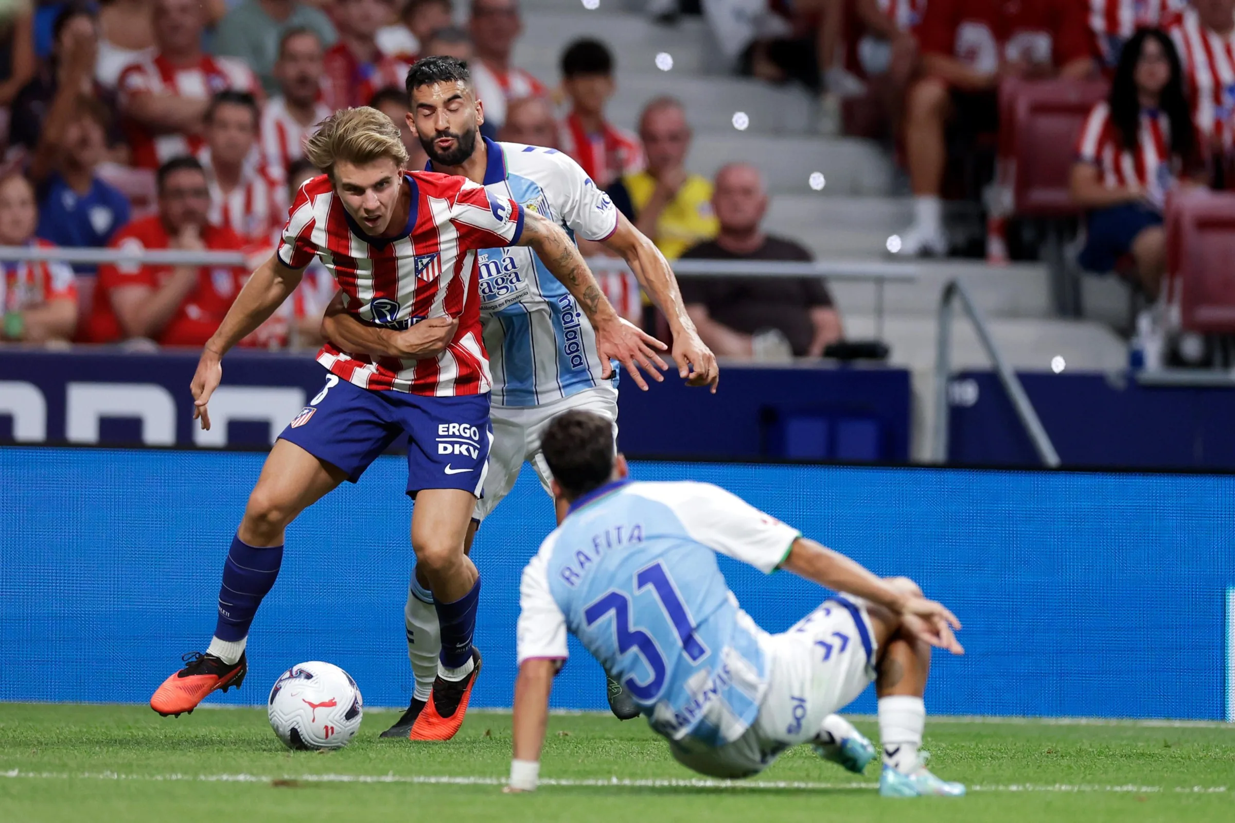 Pablo Barrios sa s loptou prediera medzi dvoma hráčmi Málagy