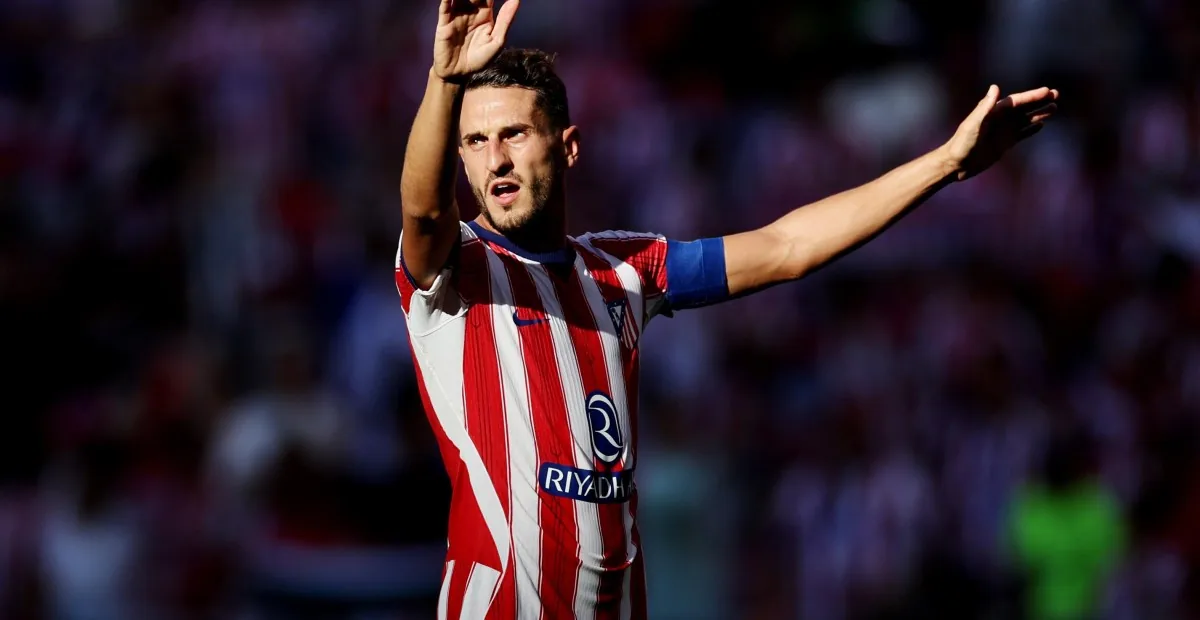 Koke s kapitánskou páskou dáva pokyny spoluhráčom v derby proti Realu Madrid