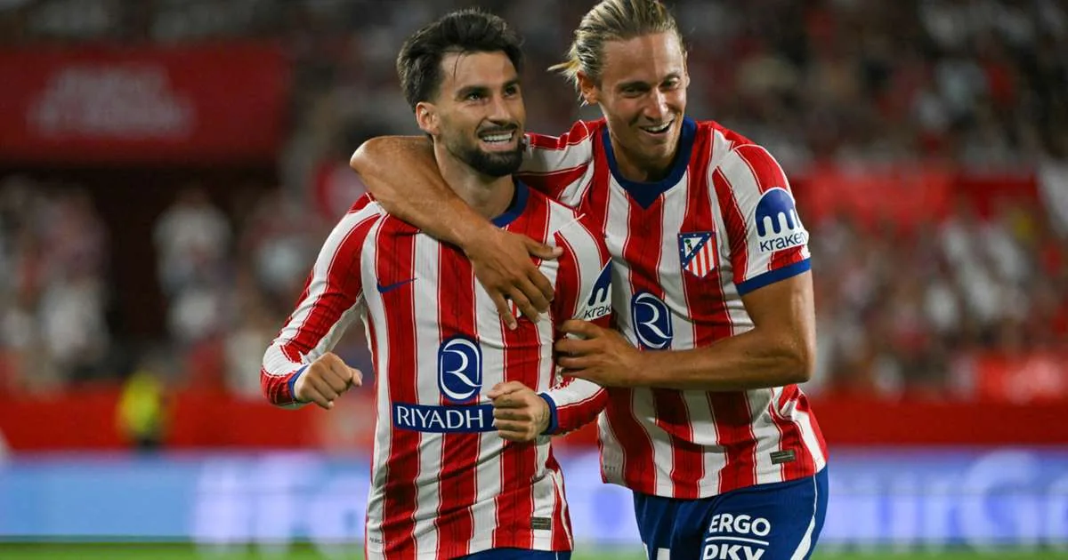 Álex Baena a Marcos Llorente oslavujú gól proti Seville