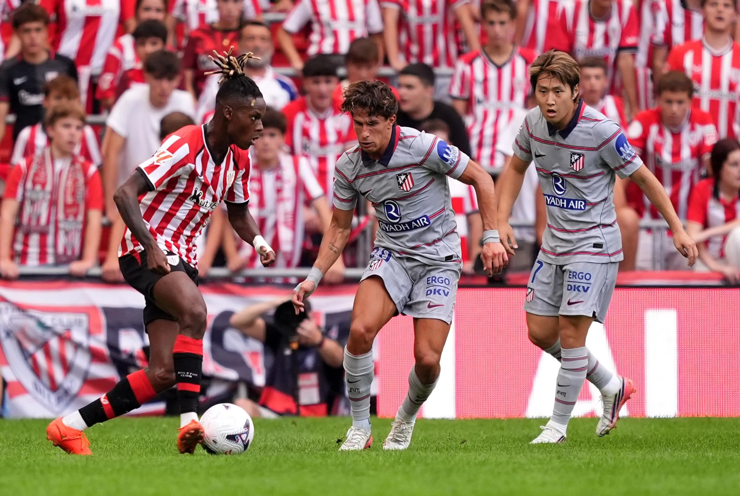 Kang-in Lee s loptou v súboji s hráčom Athleticu