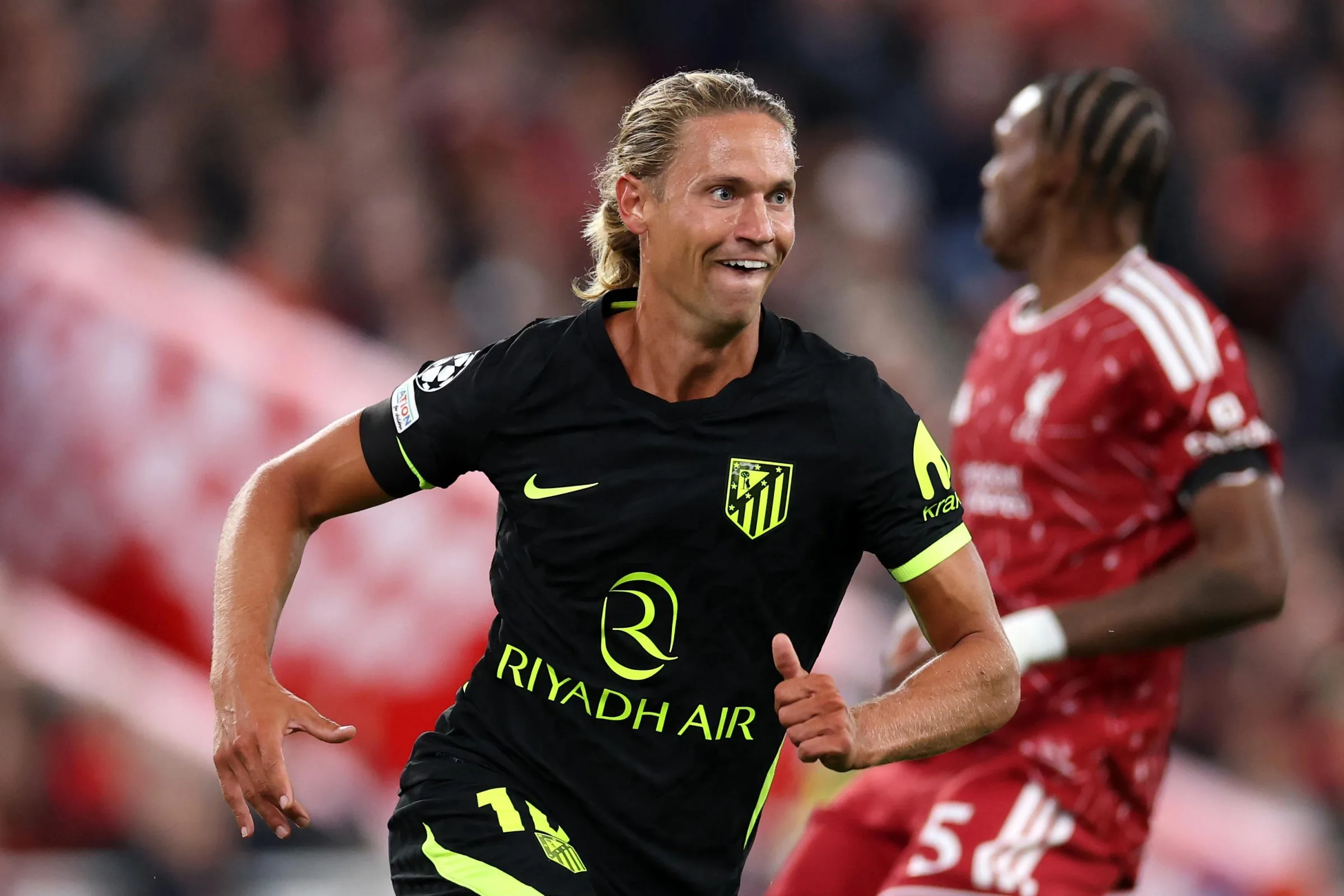 Marcos Llorente v čiernom drese Atlética oslavuje gól na Anfielde