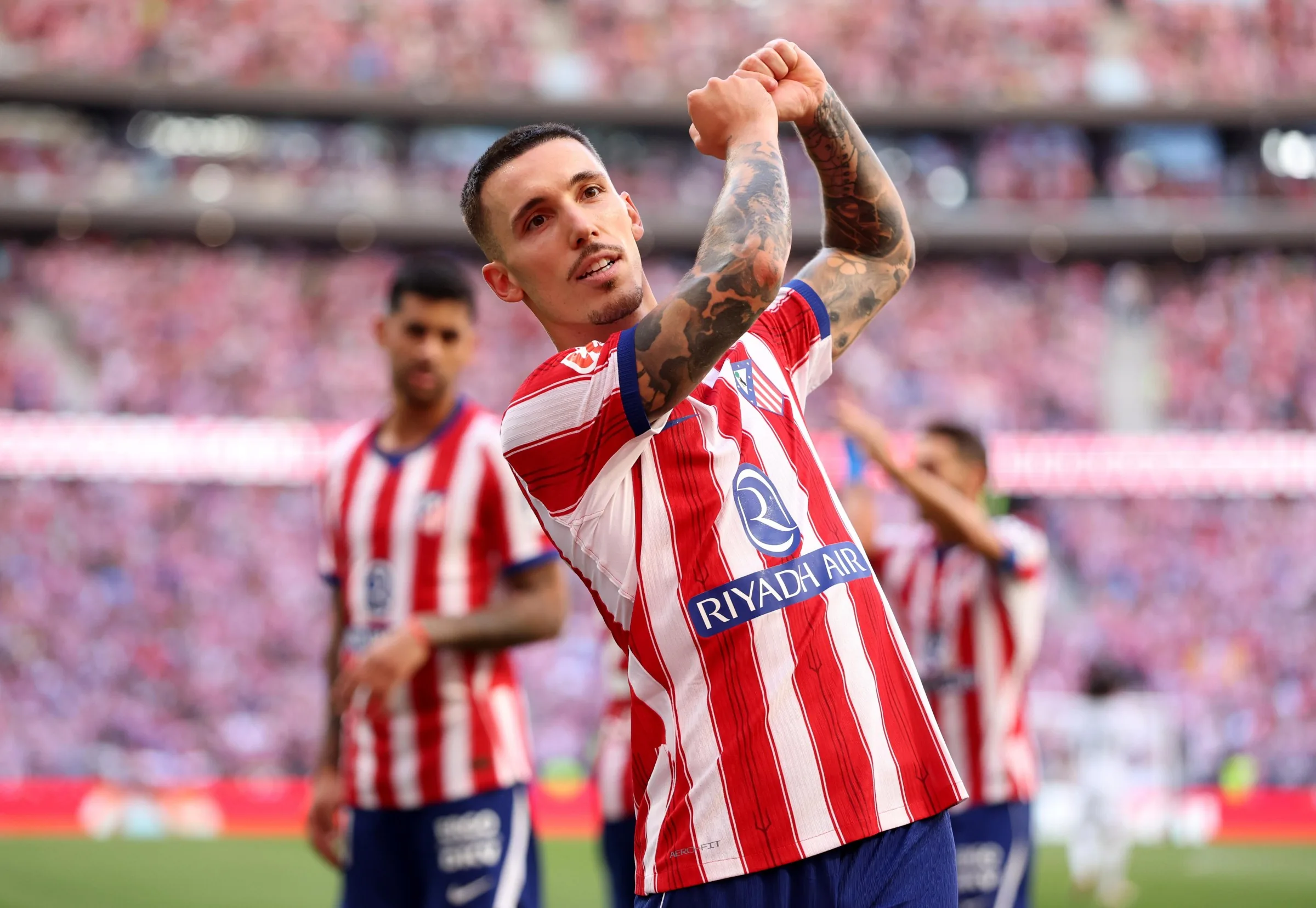 Alejandro Grimaldo oslavuje prvý gól Atlética v derby proti Realu Madrid