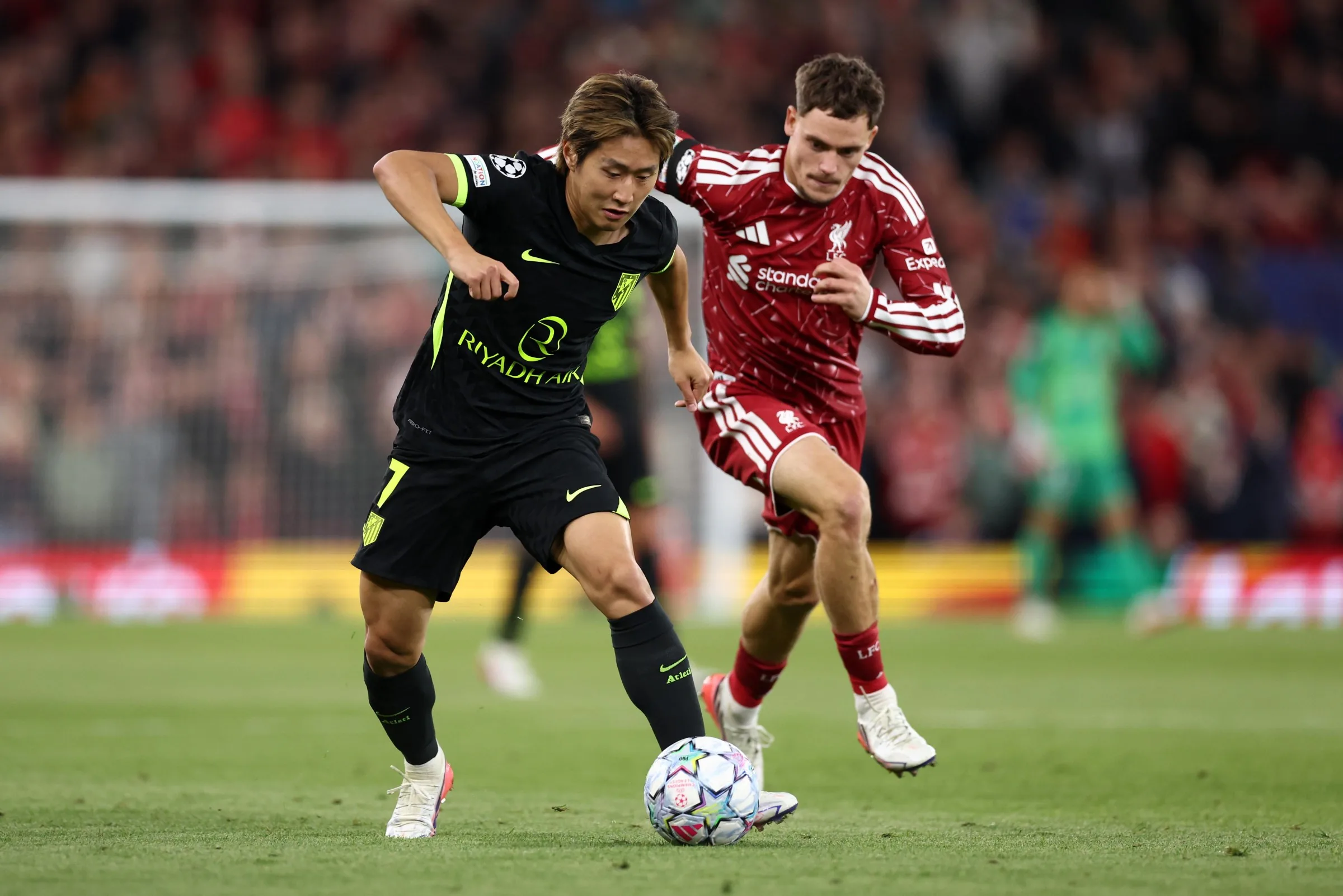 Kang-in Lee si kryje loptu pred Florianom Wirtzom z Liverpoolu