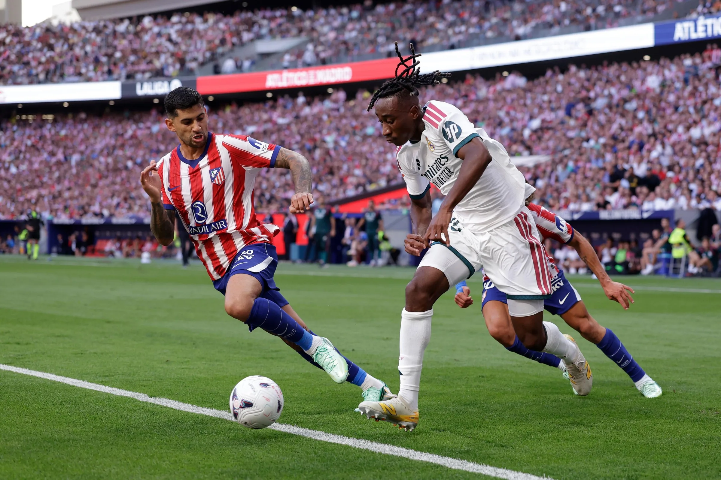 Cuti Romero v súboji s Yanom Diomandem v derby proti Realu Madrid