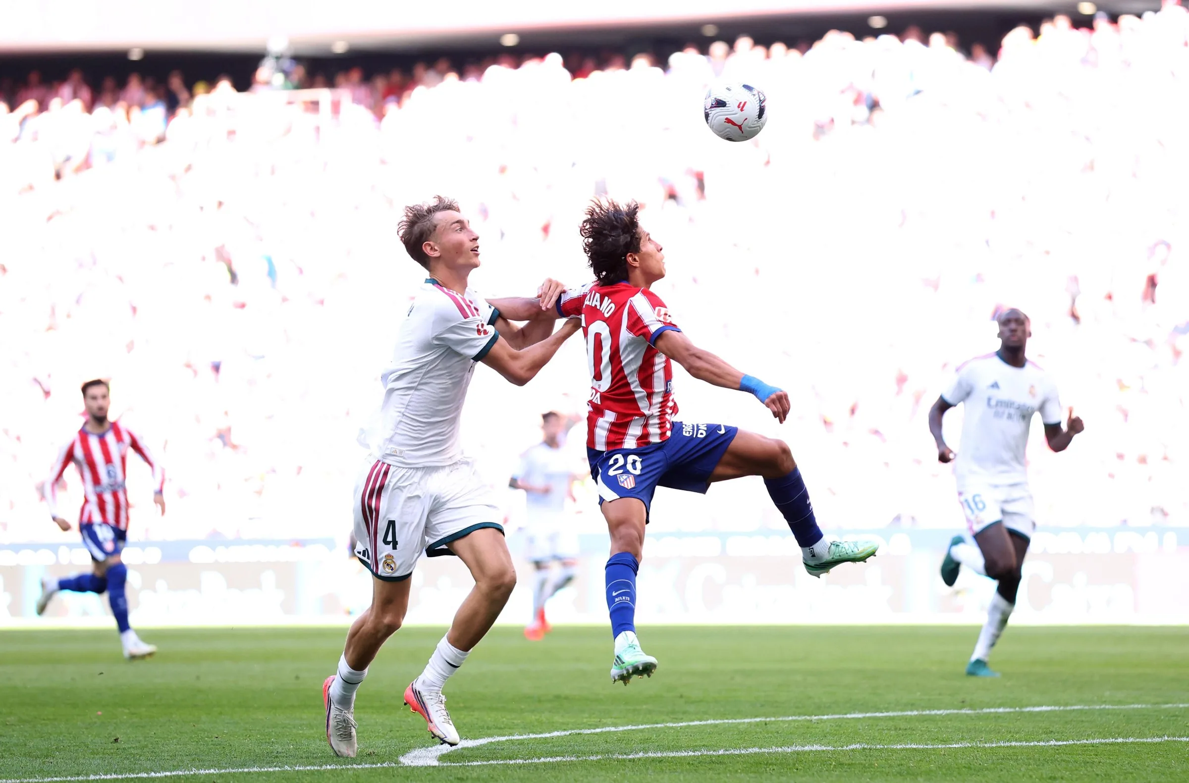 Giuliano Simeone v súboji s Deanom Huijsenom z Realu Madrid