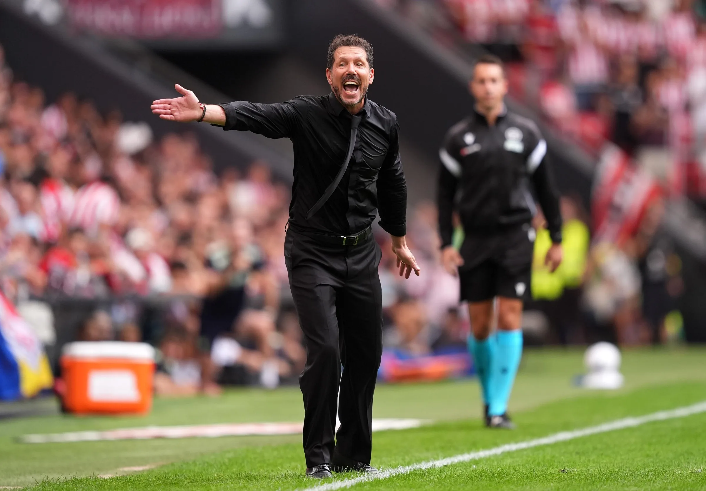 Diego Simeone gestikuluje na postrannej čiare
