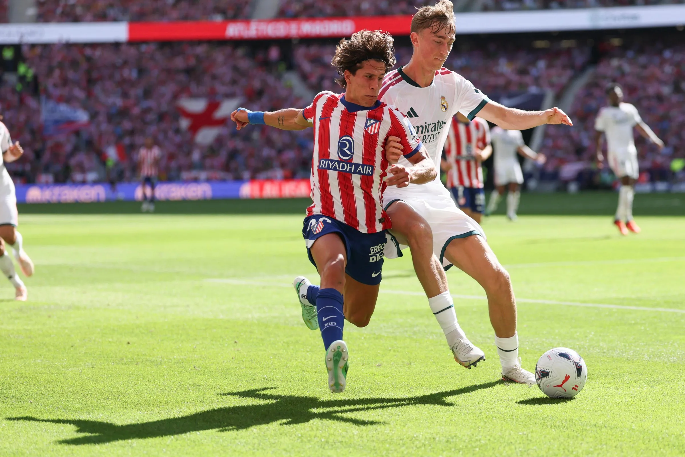 Giuliano Simeone v súboji o loptu s hráčom Realu Madrid