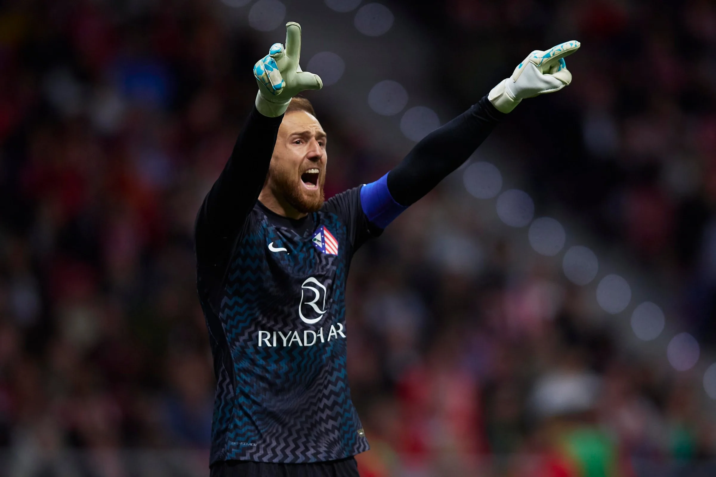 Jan Oblak diriguje obranu v zápase s Deportivom