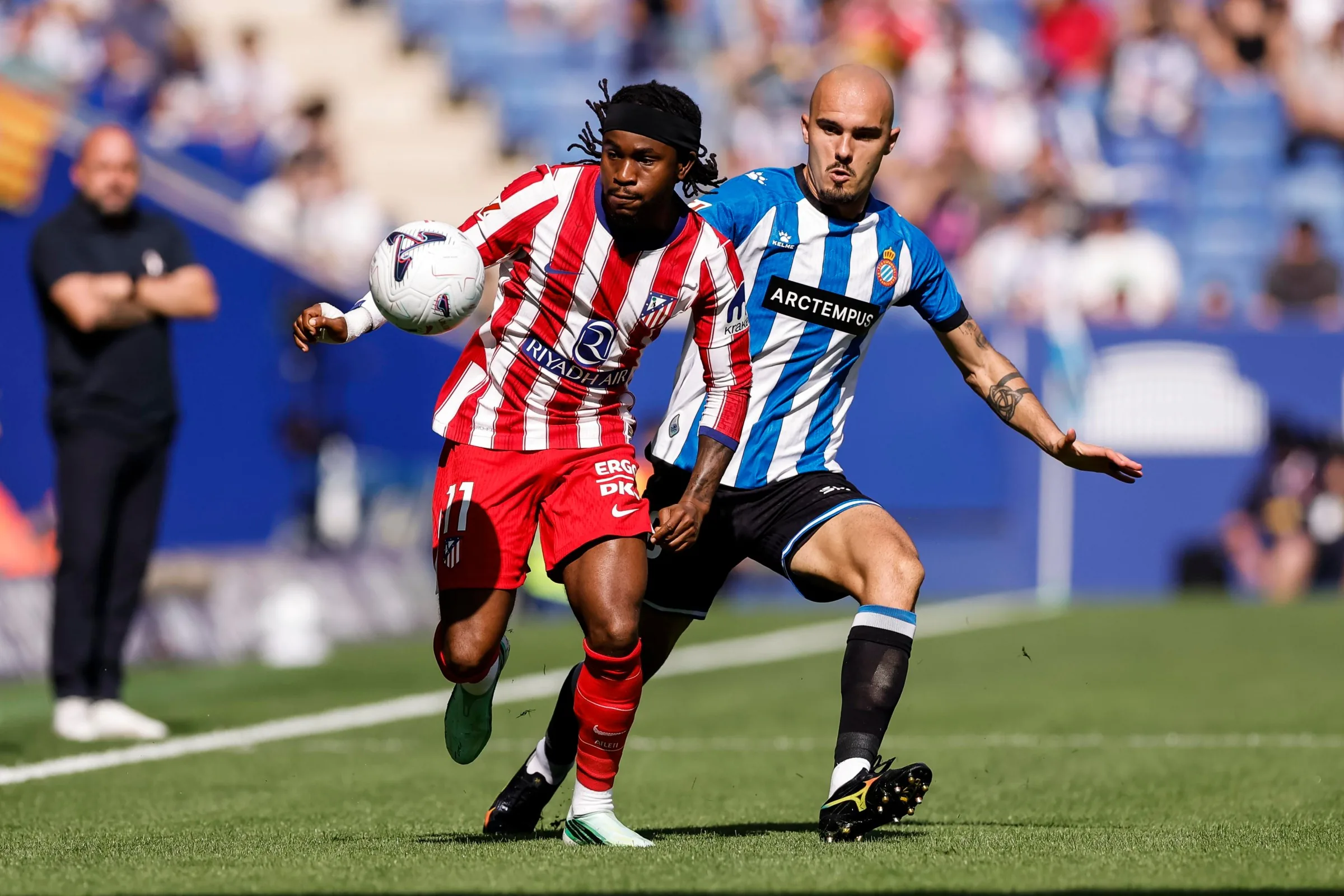 Ademola Lookman v súboji s Vanjom Drkušićom z Espanyolu